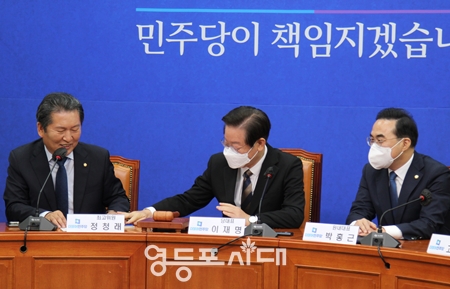 ▲정청래 최고위원(사진 왼족이)이 이재명 대표에게 “이재명 당시 시장, 넌지시 건네는 돈 받으신 적 있습니까?”라고 묻자 이재명 대표가 웃으면서 정청래 최고위원의 손을 잡고 있다. Ⓒ영등포시대