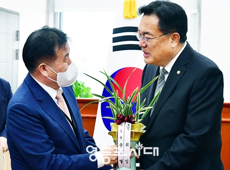 ▲정진석 국민의힘 비상대책위원장(사진 오른쪽)이 14일 오후 국회 본관 비대위원장실에서 대통령실 이진복 정무수석으로부터 축하의 인사와 함께 윤석열 대통령의 축하 난을 전달받고 있다. Ⓒ영등포시대