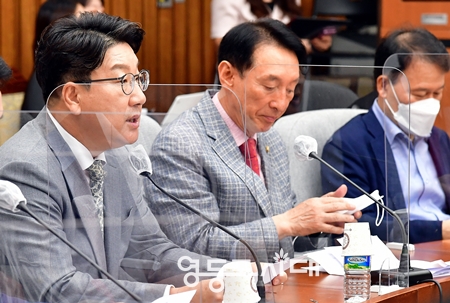 ▲권성동 국민의힘 원내대표가 16일 국회에서 마지막 원내대책회의를 열고 “전국 226개 지방자치단체 중 12곳이 태양광 사업실태를 조사한 결과 2,267건, 2,616억 태양광 보조금 사기가 적발되었다”라고 밝히고 있다.Ⓒ영등포시대