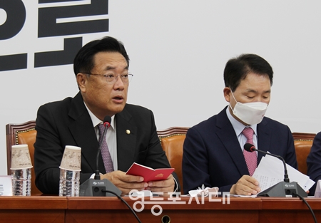 ▲국민의힘 정진석 비상대책위원장이 19일 오전 국회에서 열린 비대위원회 모두 발언을 통해 문재인 정부 정책은 실패해 국민 모두 특히, 서민들을 삶을 위기로 몰아넣었다”라고 강하게 비판하고 있다. Ⓒ영등포시대