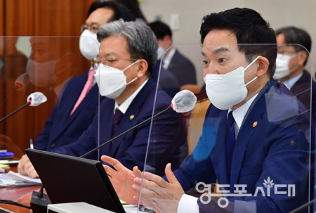 ▲10월 6일 국회에서 진행된 국토교통위원회 2022년도 국정감사에 참석한 원희룡 국토교통부 장관이 의원들의 질문에 답변하고 있다. Ⓒ영등포시대