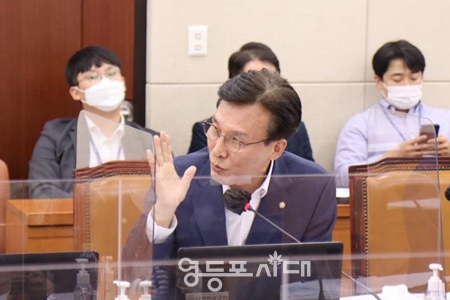 ▲김민석 의원은 “의료기관의 열악한 노동조건으로 인해 간호사의 이탈 문제는 매번 반복되는 문제로 간호인력의 환경에 대한 고려도 필요하다”라고 강조하고 있다. Ⓒ김민석 의원실 