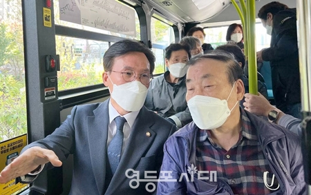 ▲김민석 국회의원(사진 왼쪽)이 10월 17일 주민과 함께 신길뉴타운 운행을 시작한 6713번 시내버스 시승식을 하고 있다. ⓒ김민석 국회의원 페이스북 갈무리