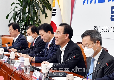 ▲주호영 원내대표가 19일 국회에서 열린 당정협의회 모두 발언에서 “국민 10명 중 9명이 사용하는 카카오가 이렇게 부실하게 데이터를 관리하고 재난 대비를 하지 않았던 데 대해 경악스러울 따름이다”라고 말하고 있다.Ⓒ영등포시대