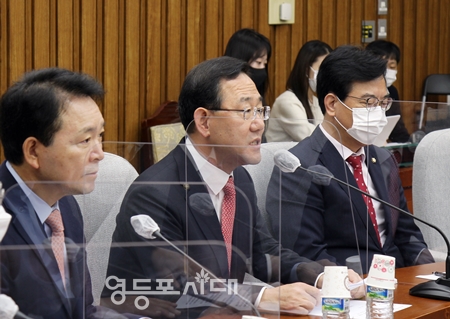 ▲주호영 국민의힘 원내대표가 21일 국회에서 열린 국감 대책회의 모두 발언을 통해 민주당의 양곡관리법 단독 처리 등을 꼬집고 “우리 속담에 감출수록 드러난다는 말이 있다”라고 에둘러 비판하고 있다. Ⓒ영등포시대