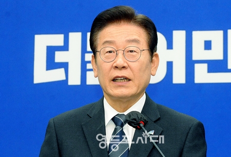 ▲이재명 민주당 대표가 10월 21일 오전 국회 본청 당 대표실에서 특별기자회견을 열고 “대장동 특검으로 정치 수사 끝내고, 오직 민생만 챙기자”라며 “윤석열 대통령과 여당은 대장동 특검을 즉시 수용하라”라고 강하게 촉구하고 있다. Ⓒ영등포시대