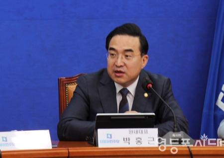 ▲박홍근 원내대표가 모두발언에서 “윤석열 정부를 ‘경제에 무능한 보수 정부’라고 생각하는 국민 비율 3배로 늘어났다”라고 꼬집고 있다.Ⓒ영등포시대 