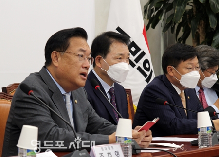 ▲정진석 국민의힘 비대위원장이 27일 국회에서 여린 비대위원회 모두 발언에서 “이재명 방탄의 시간에서 민생의 시간으로 돌아오라”라고 촉구하고 있다. Ⓒ영등포시대