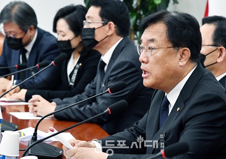 ▲국민의힘 정진석 비상대책위원장이 10월 31일 국회에서 열린 긴급 비상대책위원회에서 “참으로 가슴이 미어진다”라고 안타까움을 전하고 있다. Ⓒ영등포시대