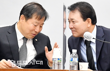 ▲국민의힘 성일종 정책위의장이 8일 국회에서 기자회견에 앞서 이철규 예결위 간사와 이야기를 나누고 있다. ⓒ영등포시대