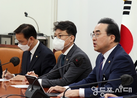 ▲민주당 박홍근 원내대표(사진 왼쪽)가 10일 오전 국회에서 정책조정 회의 모두 발언을 통해 윤석열 정부와 국민의힘을 싸잡아 강하게 비판하고 있다. Ⓒ영등포시대