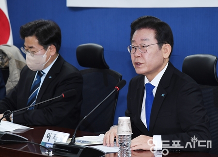 ▲이재명 대표(사진 오른쪽)가 16일 민주연구원이 국회에서 개최한 ‘이태원 참사의 국가책임과 재난안전 대책’ 토론회에 참석해 인사말을 하고 있다. Ⓒ영등포시대