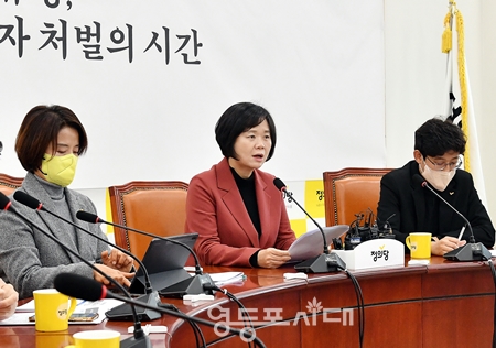 ▲이정미 대표(사진 가운데)가 국회에서 상무집행위원회를 열고 윤석열 대통령의 동아시아 정상회의와 G20 정상회의 결과에 대해 “국격과 국익, 모두를 훼손시킨 외교였다”고 강하게 비판하고 있다. Ⓒ영등포시대