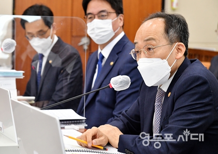 ▲18일, 추경호 경제부총리 겸 기재부 장관이 의원들의 질의에 답변하고 있다. Ⓒ영등포시대