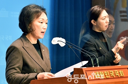 ▲한무경 의원이 11월 25일 국회 소통관에서 기자회견을 열고 “에경연 원장은 몰염치한 트집 잡기 즉각 중단하고 자신에게 맞지 않는 옷이라면 과감히 벗는 용단을 보여줄 때다”라고 직격탄을 날리고 있다. Ⓒ영등포시대 