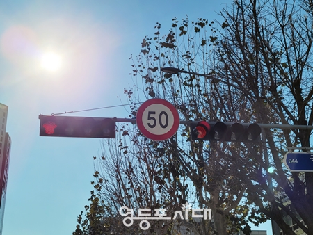 ▲여의도 방향 좌회전 금지 표시가 사라진 영등포전화국 사거리 신호등 Ⓒ영등포시대