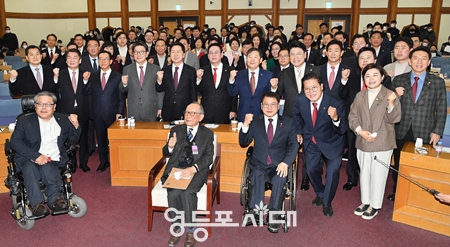 ▲12월 7일 국회에서 첫 번째 모임을 열고 공식 출범한 국민의힘 공부모임인 ‘국민공감’ 회원들이 강연에 앞서 기념사진을 찍고 있다. Ⓒ영등포시대