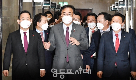▲8일 오전 국민의힘 정진석 비대위원장을 비롯한 비대위원들이 회의장을 향하고 있다. Ⓒ영등포시대