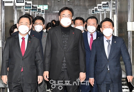 ▲국민의힘 비대위원들이 15일 비대위원회를 위해 회의장을 향하고 있다. Ⓒ영등포시대