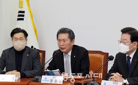 ▲민주당 정청래 최고위원(사진 가운데)이 19일 국회에서 열린 최고위원회 모두 발언에서 “박지원 전 의원의 복당을 반대한다”라면서도 “선당 후사의 마음으로 당의 결정을 따를 것이다”라고 밝히고 있다. Ⓒ영등포시대