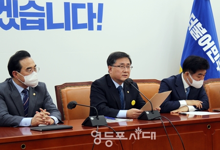 ▲김성환 정책위의장(사진 가운데)이 윤석열 정부의 노동법 개정에 대해 “주 69시간제는 노동법 개악에 불과하다!”라고 강하게 비판하고 있다. Ⓒ영등포시대