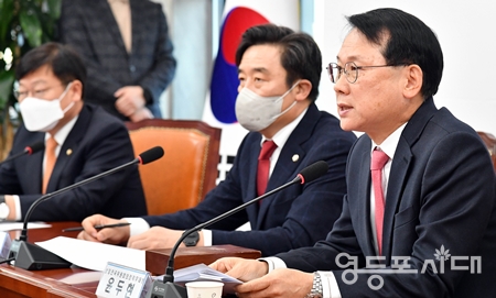 ▲국민의힘은 윤두현 상임전국위원회 의장 직무대행(사진 오른쪽)이 20일 국회에서 제9차 상임전국위원회를 주재하고 있다. Ⓒ영등포시대