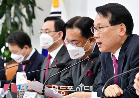 ▲국민의힘 윤두현 상임전국위원회 의장 직무대행(사진 오른쪽)이 인사말을 하고 있다. Ⓒ영등포시대