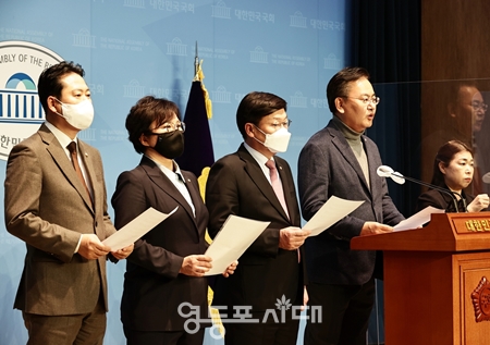 ▲국민의힘 법제사법위원회 위원 일동이 26일 국회 소통관에서 기자회견을 열고 “‘재명 수호’를 위해 개딸들을 돌격대로 이용하는 정치적 악랄함을 버리라”라고 촉구하고 있다. Ⓒ영등포시대 