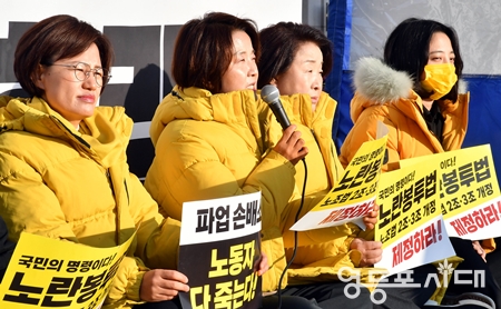 ▲이은주 정의당 원내대표(사진 왼쪽에서 두 번째)가 27일 국회에성 려린 의원총회 모두 발언에서 국민의힘을 향해 “반대도 찬성도 집권 여당답게 오늘 환노위에 복귀해서 하라!”라고 일침을 가하고 있다. Ⓒ영등포시대 