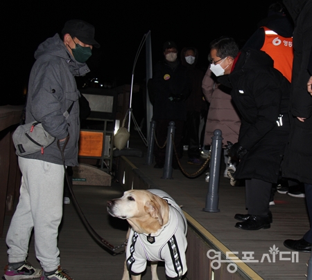 ▲최호권 영등포구청장이 반려견과 함께 선유교를 찾은 시민과 대화를 나누고 있다.ⓒ영등포시대