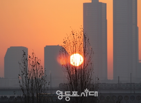 ▲2023년 1월 1일 오전 서울 동쪽 하늘에 새해 첫 태양이 여의도 빌딩 사이로 모습을 드러내고 있다. ⓒ영등포시대