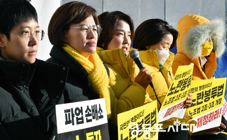 ▲정의당 이은주 원내대표(왼쪽 사진 가운데)가 3일 국회에서 열린 의원총회 모두발언에서 “노란봉투법 처리를 위한 환노위 원포인트 전체 회의를 개최해야 한다”라고 주장하고 있다. Ⓒ영등포시대 