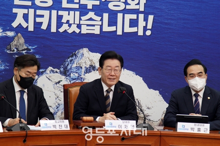 ▲민주당 이재명 대표(사진 가운데)가 4일 국회에서 열린 최고위원회에서 발언 순서를 바꿔 맨 마지막 나서 모두발언을 마친 후 기자들과 질의응답 시간을 갖고 있다. Ⓒ영등포시대