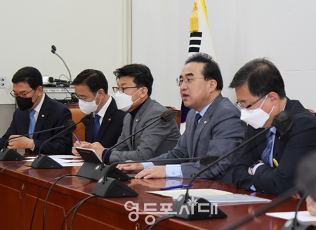 ▲박홍근 원내대표(오른쪽에서 두 번째)가 5일 열린 정책조정회의 모두 발언에서 “이태원 참사 국정조사 기간 연장을 위해서는 반드시 내일 중으로는 국회 본회의를 열어야 한다”라고 말하고 있다. Ⓒ영등포시대 