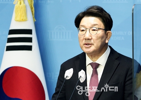 ▲국민의힘 권성동 의원이 5일 국회 소통관에서 기자회견을 열고 “3.8 전당대회에 출마하지 않겠다”라고 선언하고 있다. ⓒ영등포시대 