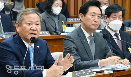 ▲1월 6일, 이태원 참사 진상규명과 재발 방지를 위한 국정조사가 특별위원회 2차 청문회에 증인으로 출석한 이상민 행안부 장관(사진 왼쪽)이 청문위원의 질의에 답변하고 있다. Ⓒ영등포시대