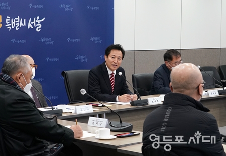 ▲오세훈 서울시장이 9일 오후 시청에서 장애인 단체장들과 간담회를 열고 의견을 청취하고 있다. Ⓒ서울시