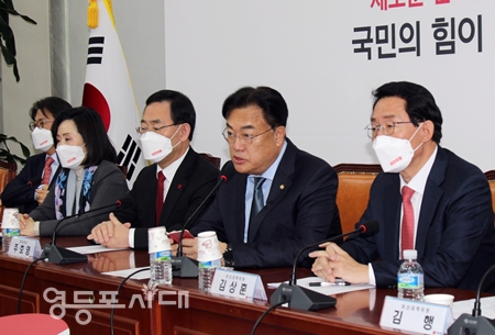 ▲국민의힘 정진석 비상대책위원장이 12일 국회에서 열린 비대위원회 모두 발언에서 언론에 보도된 이재명 민주당 대표의 검찰 조사 과정을 하나하나 열거하고 “법망을 빠져나가기 위한 법꾸라지로 행동했다”라고 강하게 비판하고 있다. Ⓒ영등포시대 