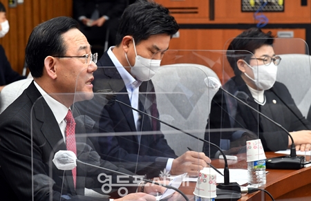 ▲주호영 국민의힘 원내대표가 13일 국회에서 원내대책회의를 주제하고 모두발언을 통해 “어제 민주당 이재명 대표가 기자회견을 했다. 내용이 길던데 하나도 들어오지 않더라”라며 혹평하고 있다. Ⓒ영등포시대