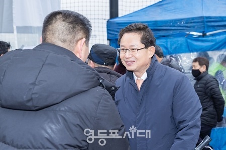 ▲최호권 영등포구청장이 15일 오전, 양평누리체육공원에서 개최된 도림축구회 시무식에 참석해 축구회 회원들을 격려하고 있다. ⓒ영등포구 