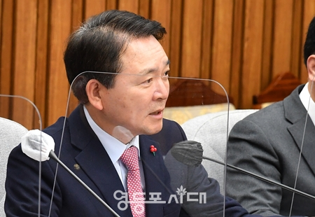 ▲성일종 정책위의장이 17일 국회에서 원내대책회의를 주제하고 “이재명 대표의 주변 인물들을 보면 여당 대권후보였으며 현재 제1야당 대표가 맞는지 묻지 않을 수가 없다”라며 강하게 비판하고 있다. Ⓒ영등포시대