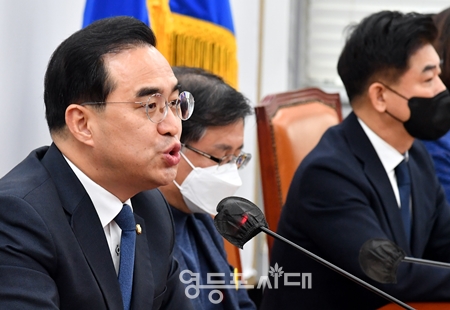 ▲박홍근 원내대표가 17일 국회에서 열린 원내대책회의 모두 발언에서 “윤석열 대통령이 싫어하는 국민의힘 사람은 ‘유·안·나’”라며 강하게 비판하고 있다. Ⓒ영등포시대