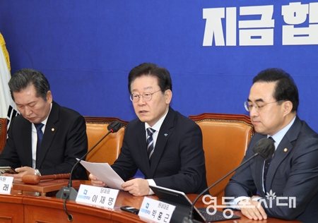 ▲이재명 대표(사진 가운데)가 2월 6일 국회에서 열린 최고위원회 모두 발언에서 “윤석열 정권을 비정한 정권이라고 한다”라고 강하게 비판하고 있다. Ⓒ영등포시대