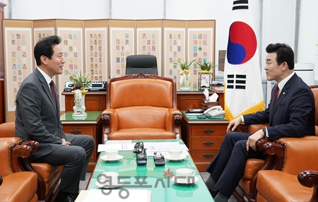 ▲오세훈 서울시장(사진 왼쪽)이 국회를 방문해 윤영석 국회 기획재정위원회 위원장과 대화를 나누고 있다. Ⓒ서울시