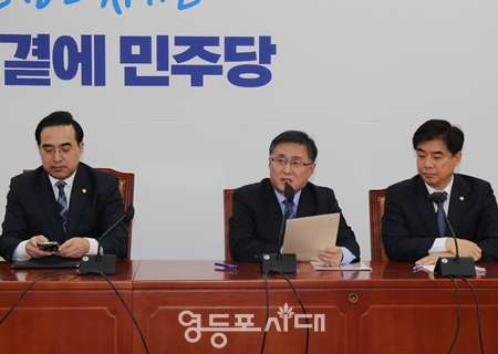 ▲김성한 정책위의장(사진 가운데)이 “대통령은 이번 탄핵안을 계기로 국민과 유가족들께 진심으로 사과하고, 국정운영 정상화에 나서주기를 촉구한다”라고 밝히고 있다. Ⓒ박강열 기자