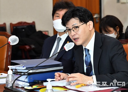 ▲2월 15일 국회 법사위 전체회의에서 한동훈 법무부 장관이 업무보고를 하고 있다. ©영등포시대