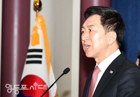 ▲국민의힘 3·8 전당대회 당 대표 후보로 나선 김기현 의원이 2월 23일 국회에서 기자회견을 열고 울산 ktx 역세권 땅 투기 의혹에 대해 “민주당이 퍼뜨린 가짜 뉴스다”라고 반박하고 있다. Ⓒ영등포시대