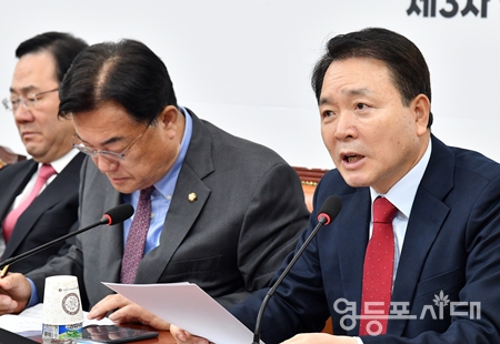 ▲성일종 정책위의장(사진 오른쪽)이 27일 국회에서 열린 비대위원회 모두 발언에서 “이재명의 사당이 아니라 국민의 정당, 약탈 정당이 아니라 국익의 정당이 되기를 바란다”라며 “민주당 의원들은 마지막 양심을 국민께 보여주라”라고 덧붙이고 있다. Ⓒ영등포시대