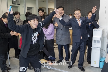 ▲2월 23일일 영등포구 어울림센터 개관식 후 최호권 영등포구청장과 구의원, 그리고 관계자들이 함께 기뻐하고 있다. Ⓒ영등포시대