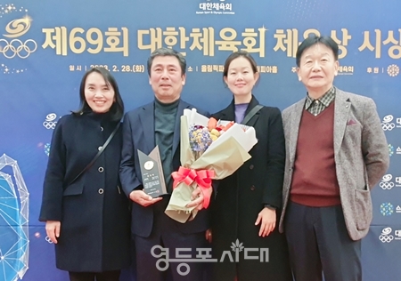 ▲오성식 영등포구 체육회 회장(사진 왼쪽에서 두 번째)이 제69회 대한체육회 체육상 생활체육 부분 장려상 받은 후 강인애 부장(사진 왼쪽), 김은희 주임(오른쪽에서 두번째) 신동수 사무국장(오른쪽)과 기념촬영을 하고 있다. Ⓒ영등포구체육회